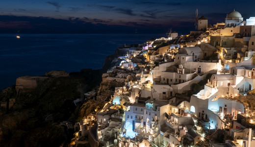 米科诺斯岛希腊圣托里尼岛Oia村美丽的夜景著名村庄建造背景