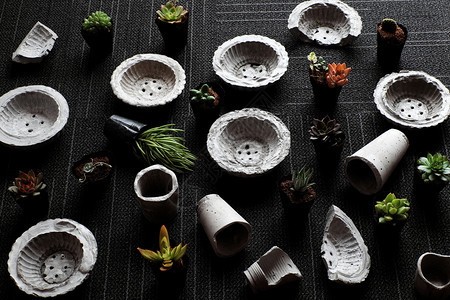 手工制作的花盆由水泥制成用为植物加料到装饰家从最高角度看黑背景惊人有微型锅和绿色植物放美丽小型的图片