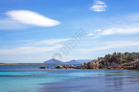 3月在意大利撒丁岛的科斯塔梅拉尔达Sardinia从冬季海滩和蓝绿的洋景观从科斯塔梅拉尔达SmeraldaSardinia的一个图片