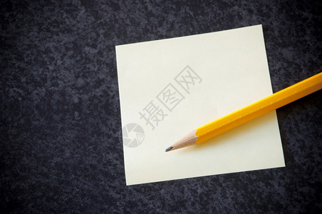 铅笔和便签纸背景图片
