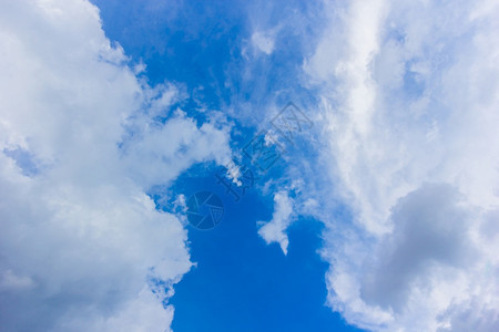 雨后天空一片乌云阳光晴天户外图片