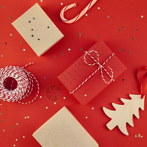 乡村高架新年圣诞礼物彩带平板最顶端景色2019年的Xmas节2019年的庆祝手工制作礼品盒红纸金火花装饰风格图片