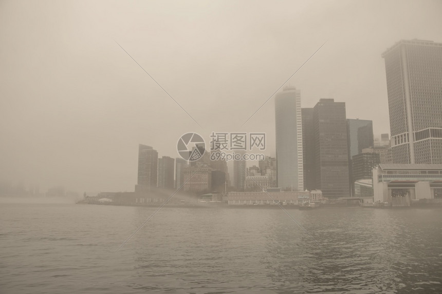 薄雾气象海岸线美国纽约市曼哈顿清晨大雾银行和摩天楼的门窗图片