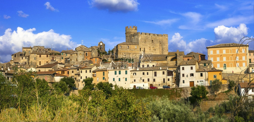 最佳罗马诺NazzanoRomano中世纪意大利村庄与城堡在拉齐奥地区全景图片