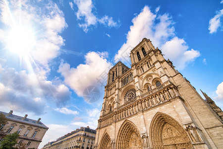 夏天著名的圣母玛露面对美丽的蓝天巴黎图片