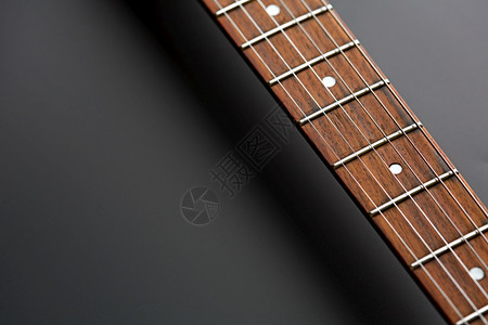 现代的乐队电子吉他木制壁板的特景黑色背没有人弦乐器电声子音乐舞台会设备电子吉他木制壁板的特透视图指板图片