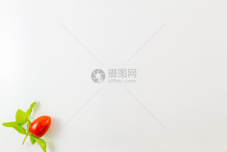 颜色多汁的农业单樱桃番茄和薄荷叶的顶部视图以白色背景孤立在最小图像样式上有文本复制空间图片