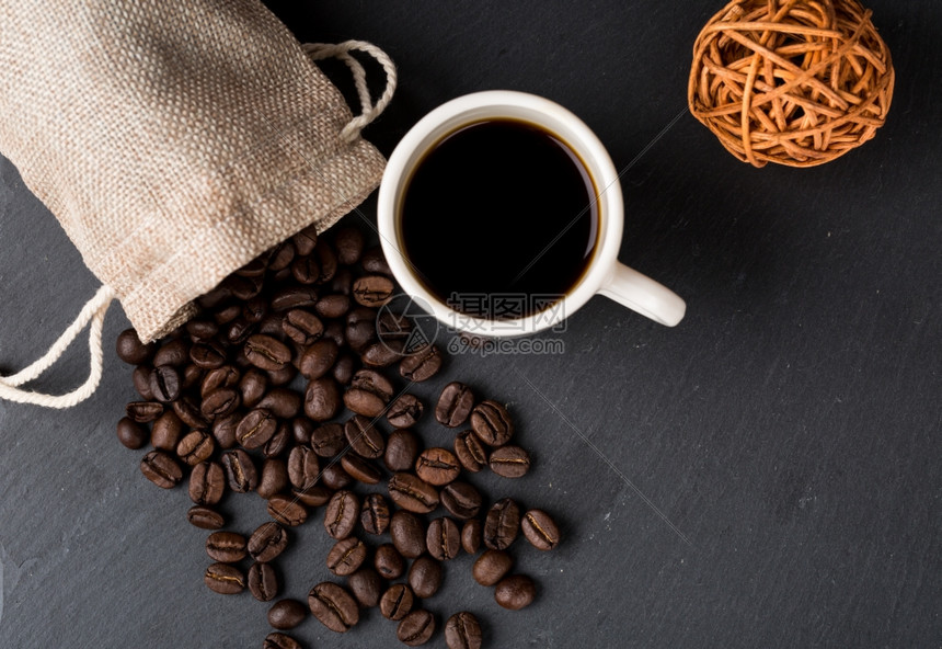 一袋咖啡豆和一杯新鲜咖啡图片
