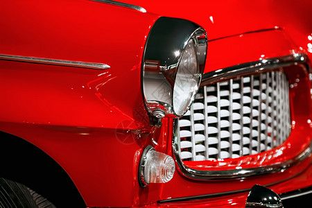 汽车身古旧红色变迁车的碎裂旧红色变迁车的碎裂散热器图片