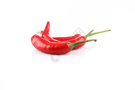 新鲜的意大利辣香肠热白色背景上的红辣椒特写图片