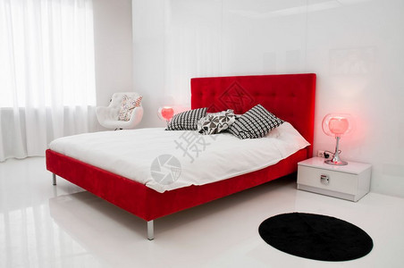 干净的白色房间有一张大红床和黑地毯松弛家图片
