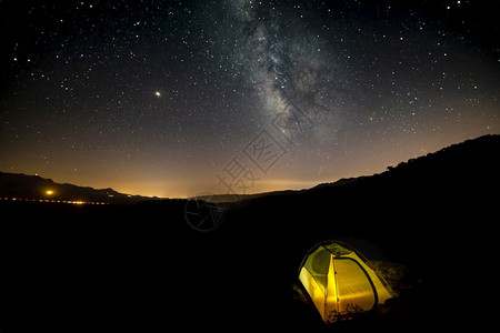 银河中的黄色露营帐篷图片