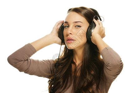 电话音乐美丽的女人戴着耳机美丽的女人白色背景华丽的图片