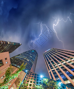 旧金山的摩天大楼在暴风雨之夜向天空看门户14市中心朝天图片