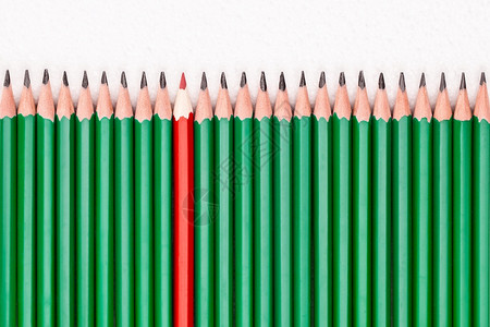 许多绿色铅笔中的红色铅笔图片