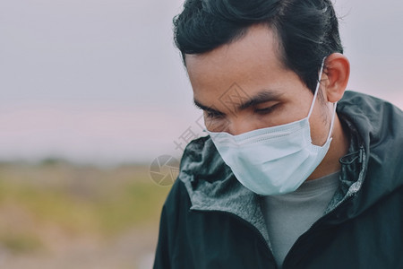 戴着防护口罩的男人图片