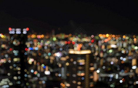 市中心摩天大楼夜里亮着城市布基的灯光背景空气模糊大阪天线现代的图片