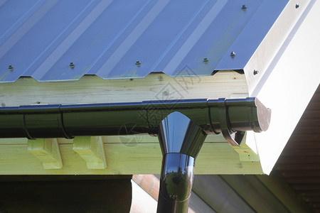 天空元防水的雨槽管道系统安装屋面施工雨水槽系统和屋顶防雪保护家庭排水槽管外部雨槽道系统安装家庭排水槽管外部图片