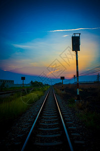 夜晚的阳光照耀着美丽的铁路日出夏天城市的图片