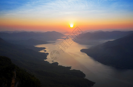 空中观景风山和日出时在MaePing公园地貌马平公园的月亮上大坝中水面旅游明亮相图片