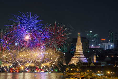 黄昏新的泰国清晨寺庙曼谷WatArun寺的曼谷新年倒计时烟火花图片