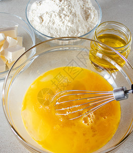 健康用打蛋器在碗里煮鸡的配料特写镜头用打蛋器在碗里煮鸡的配料食谱生图片