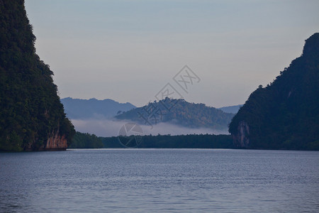 绿色海景冲浪泰国有山的美丽热带河的图片