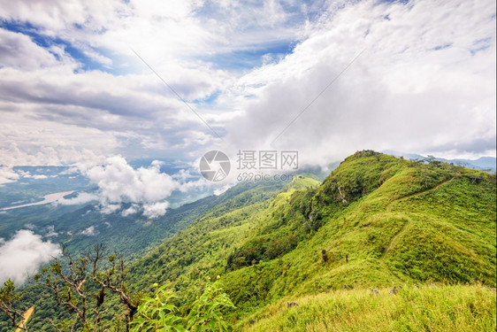从湄公河森林的高角和泰国清莱省道浦唐观望点山上云层的天空中可以看到美丽的自然风景美丽多彩云的土井帕图片