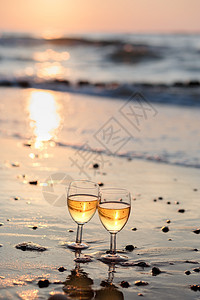 生活浪漫酒精两杯红白葡萄站在海滩沙上的子在前额的模糊夫妇站在海中的背景图片