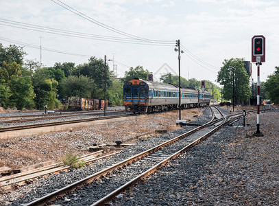特快列火车的柴油多机组到达泰国城市站北线该位于泰国北部车站轨金属图片