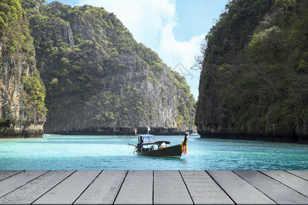 海浪甲米在安达曼海中的玛雅湾和在泰国布吉看到山的木船海洋图片