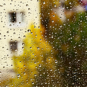 秋天季节背景窗户上有雨滴的季节风抽象的降低城市图片