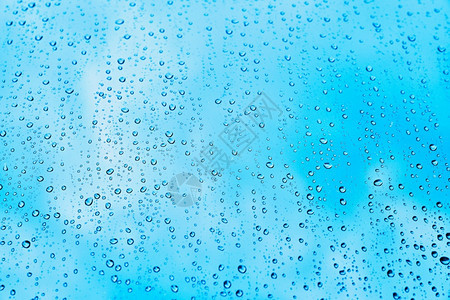 家蓝色的水秋天季节背景窗户上有雨滴的季节风图片