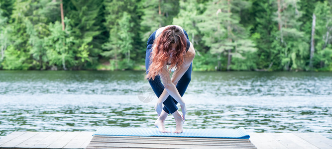 体操浓度健康生活和自然平衡概念文字空间风景背文字空间等环境背景的观念在湖边从事瑜伽的年轻女孩标识图片