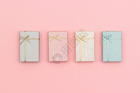周年纪念日粉红背景上一套贴纸颜色的礼品盒粉红色背景上一套糊面颜色的礼品盒Top视图丝带盒子图片