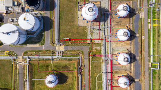 石油化工业储罐气的空中观景情况白色的活力塔图片