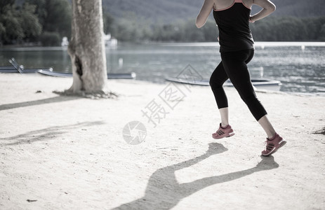 一个人在湖边练习运动的员健康鞋脚丫子图片