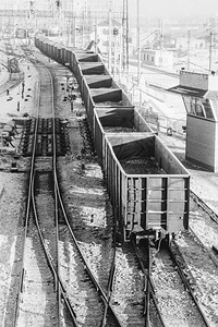 碳满载煤炭的货车在铁轨上行驶机车站图片