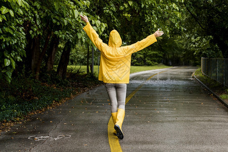 穿着雨衣雨中漫步的人图片