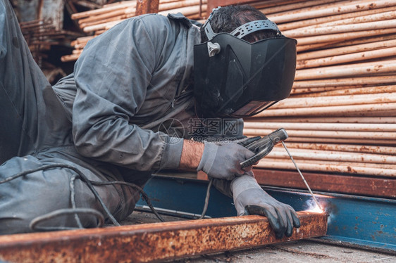 工作场所焊接车间金属制品中的人焊和火花建筑工业概念焊接作车间金属制品中的人焊和火花建筑工业概念人电的图片