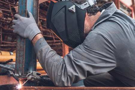 焊接工作车间金属制品中的人焊和火花建筑工业概念焊接作车间金属制品中的人焊和火花建筑工业概念生产技术工具图片