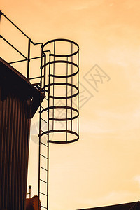 仰望梯子在冷却塔的轮环上天空冷水机油图片