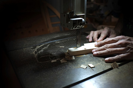 工匠家刀木建筑工与电动拼锯和木工人一起作切割块木头图片