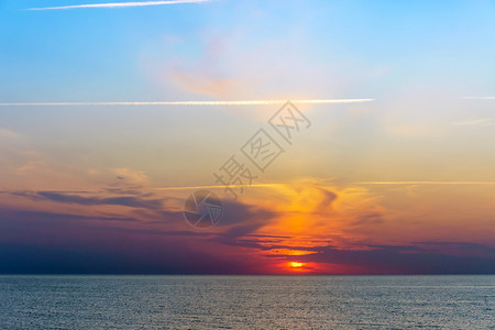 支撑景观海上日落阳光下的海浪红色海浪上的日落洋图片