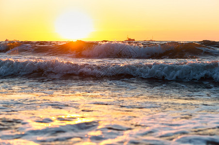 天气空海上日落阳光下的海浪红色海浪上的日落支撑图片