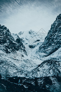 阿尔泰黄昏风雪下的山峰大自然黑暗气云图片