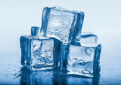 干净的透明蓝色背景冰层立方体蓝底的冰层立方体新鲜的图片