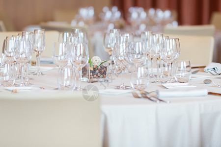 玻璃晚餐宴有桌布置的厅优雅宴会图片