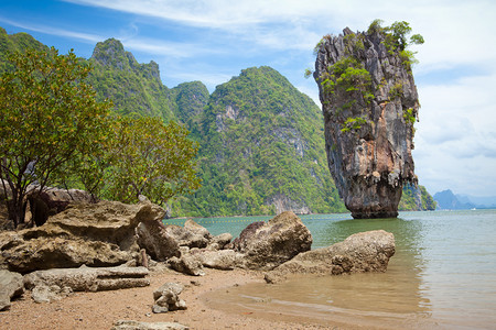 海浪礁石云绿色海浪美丽的热带滩大石头背景