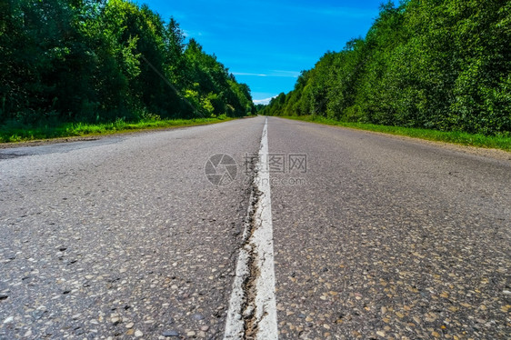 交通目的地绿色清空高速公路两边都有绿林大裂开图片